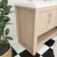 60 po L 21,34 po P 35,04 po Meuble-lavabo autoportant H en chêne clair avec double lavabo en acrylique blanc