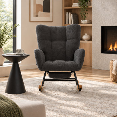 Ensemble chaise berçante et repose-pieds en polaire grise avec poche de rangement intégrée dans l'accoudoir