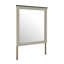 Lit double de couleur brune, tête de lit à panneau avec éclairage intégré, profil bas, construction, commode de chambre à coucher 5 pièces, commode, table de chevet et miroir, style avec bois d'hévéa massif + tête de lit éclairée