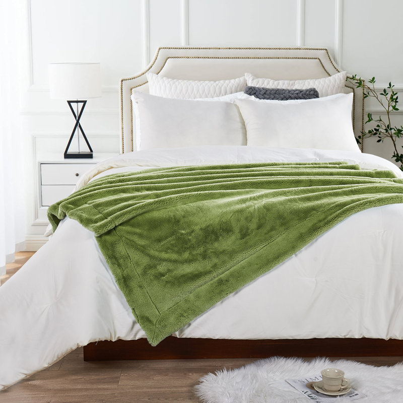 Jeté en fausse fourrure de renard, L 50 po x L 60 po, Vert mousse