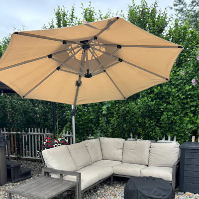 Parasol en porte-à-faux de 132 po avec manivelle et contrepoids avec base au sol, beige