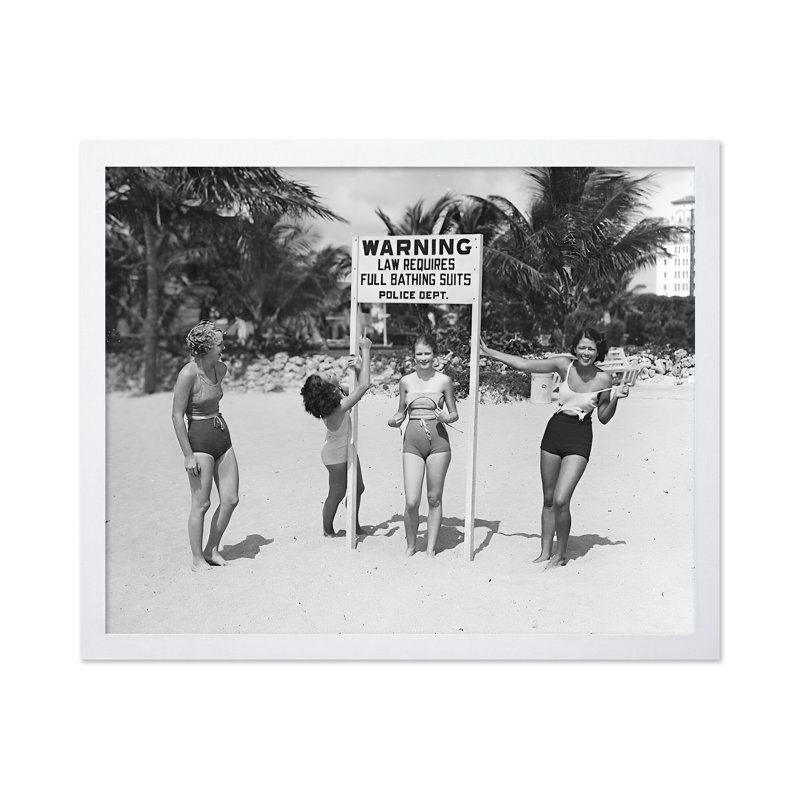 Combinaisons de bain complètes requises, Affiche, H 24 po x l 32 po, Encadrement blanc