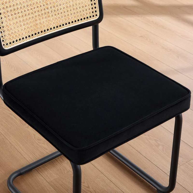 Chaise d'appoint rembourrée avec dossier en rotin et structure en acier Marlow Cantilever H 18,8 po, Velours noir, Noir