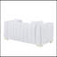 Un canapé-lit moderne sur un Chesterfield traditionnel, couleur blanche, causeuse
