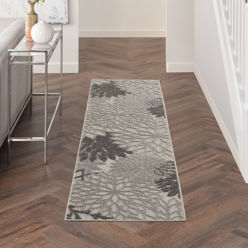 Tapis argenté à motif floral moderne Newton, Tapis de couloir 2 pi 3 po x 8 pi