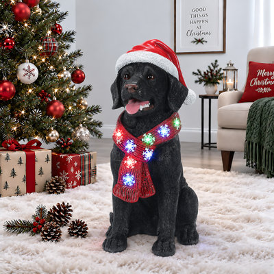 Statue de chien 19,69 "noir Labrador Retriever avec lumières DEL et chapeau de père Noël, décor des Fêtes en résine