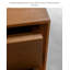 Table de chevet simple en bois massif de forme géométrique avec rangement
