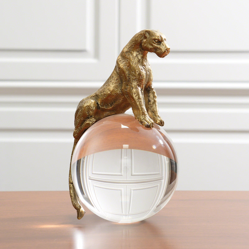 Jaguar sur une sphère de cristal, Laiton