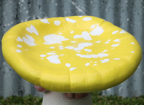 Statue simple tabouret champignon surdimensionné, Blanc / Vert / Jaune