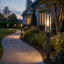 Lampadaire extérieur moderne noir de 56 cm (22 po) avec éclairage crépusculaire et verre transparent, idéal pour allée, jardin et entrée.