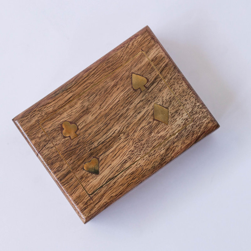 Boîte en bois en bois avec diamant, club, cœur et pique sur couvercle