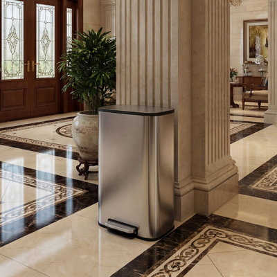 Poubelle de cuisine moderne en acier inoxydable - 30 L (8 gallons) avec couvercle à fermeture en douceur, pédale de marche, seau intérieur amovible, conception compacte résistante aux empreintes digitales - édition US