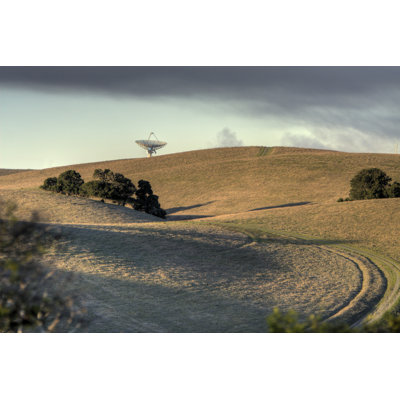 «Radar d'antenne sur une colline» par Rhyman007