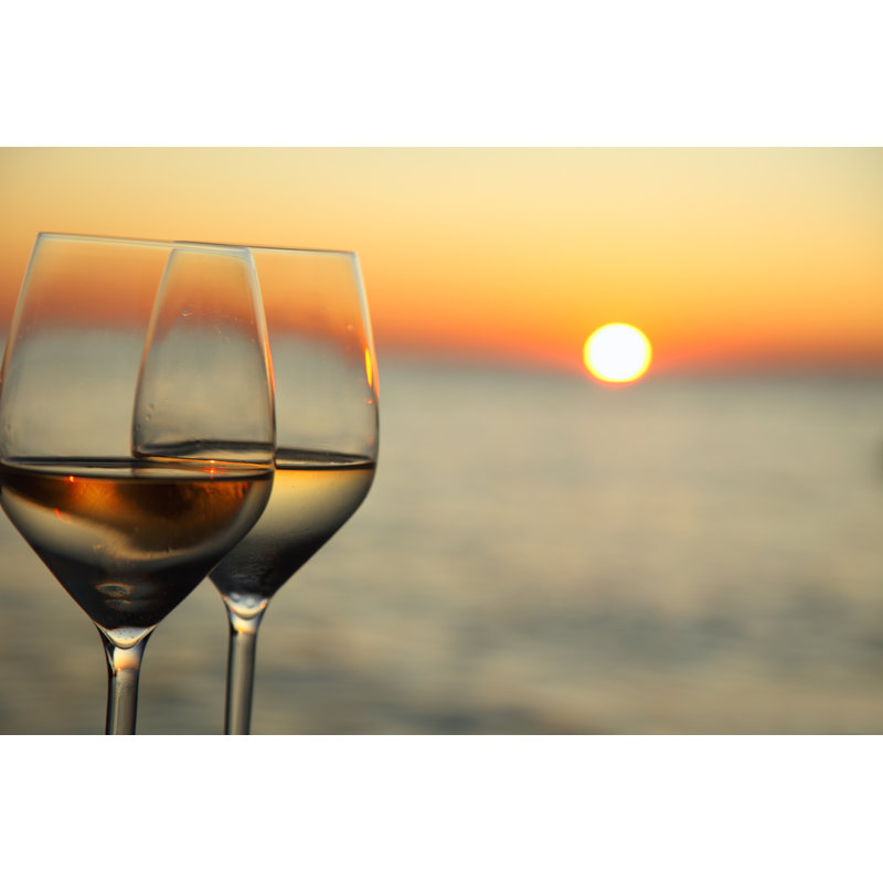 Verres de vin contre le coucher de soleil rouge par Vuk8691, H 32 po x l 48 po