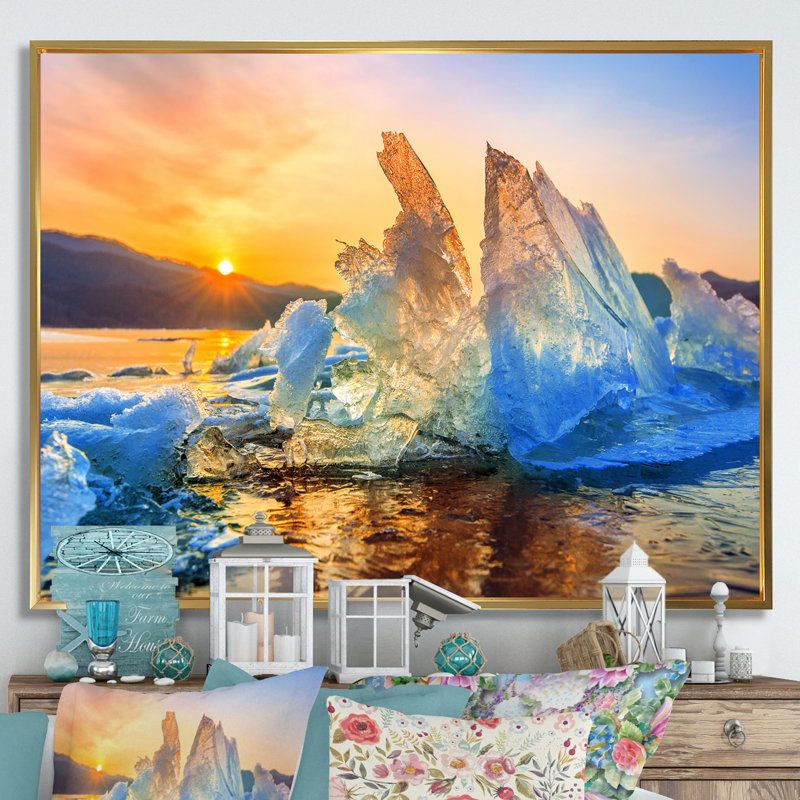 «Mini Iceberg» de l'Alaska sur toile, H 24 po x l 32 po x P 1 po, Cadre flottant doré