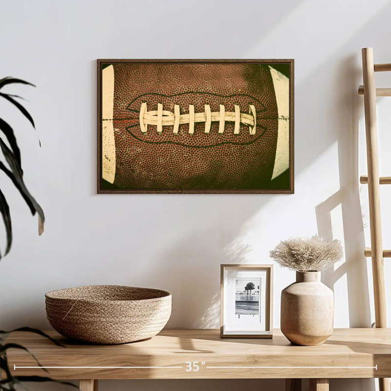 Vieux football, 37 po x 25 po, Cadre flottant en noyer