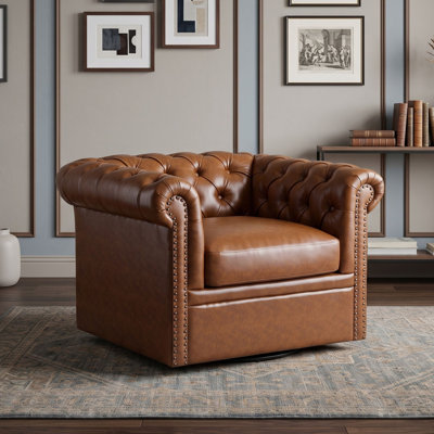 Fauteuil club pivotant Chesterfield avec structure en bois massif, capitonnage à boutons, accoudoirs galbés et piètement pivotant en métal à 360°