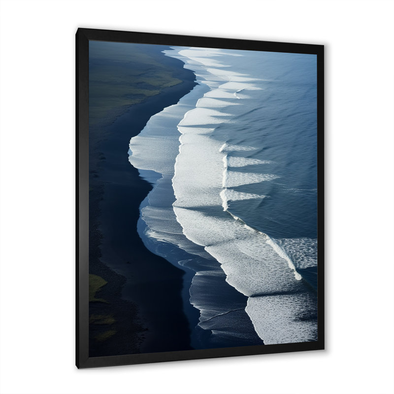 Vue aérienne de la plage de sable noir IV - plage et océan, art mural, H 20 po x l 12 po x P 1 po, Cadre simple noir
