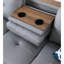 Canapé d'angle en L 3 pièces en similicuir gris, idéal pour des séances de cinéma et des jeux vidéo relaxantes. Siège central rabattable avec porte-gobelets, deux coussins décoratifs et rangement. Structure en bois massif et composite, profil bas.