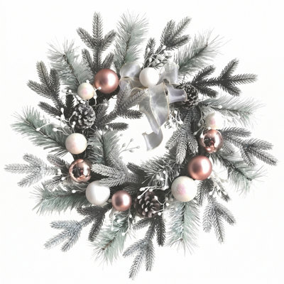 Couronne de porte en pin givré artificiel 23,6 "avec ornements en or rose, pommes de pin et organza