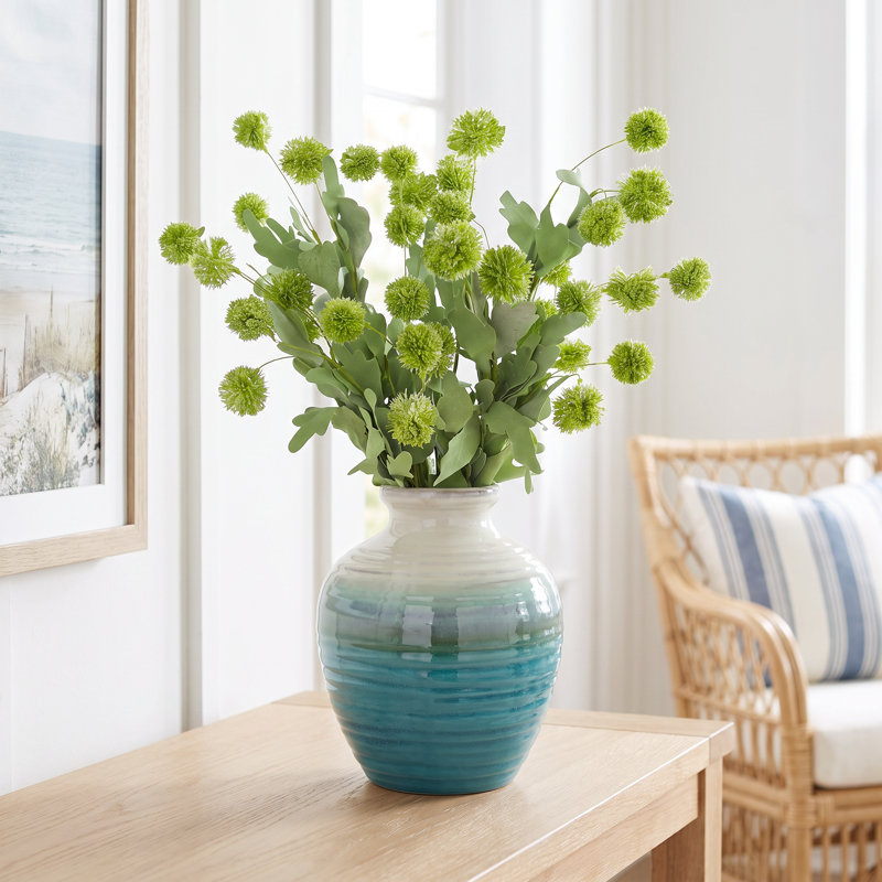 Echinops disposés dans un vase en céramique, 19H x 16W x 16D
