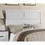 Grand lit blanc avec tête de lit haute, conception unique, panneau de particules pour invité de chambre à coucher-130155792