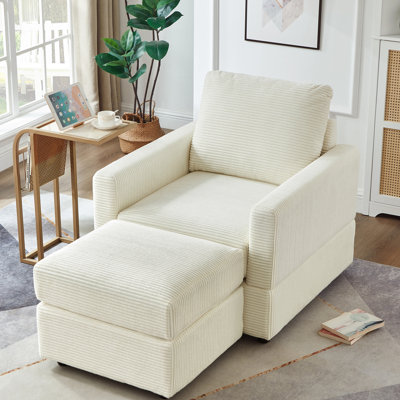 Chaise classique en velours côtelé beige pour le salon. Confort et confort de chaise longue modernes et larges