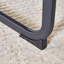 Ensemble de table et de chaises. Une table de salle à manger rectangulaire rétro avec un bureau en bois aggloméré à motif en arêtes de poisson et des pieds en métal.