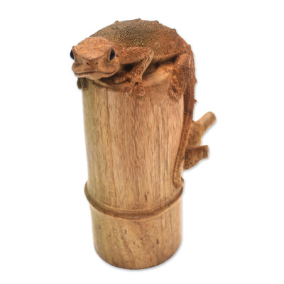 Sculpture tokek on a log Freelon