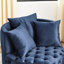 Fauteuil pivotant en velours bleu avec repose-pieds et roulettes à dossier chic