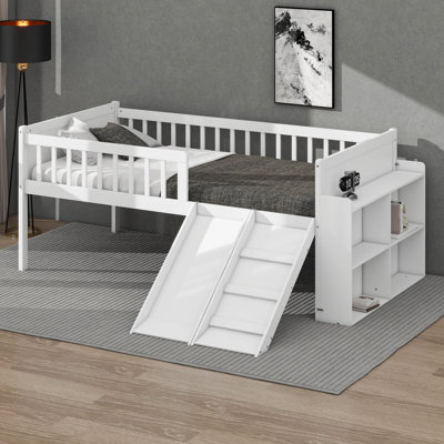 Structure de lit simple avec glissoire et tablette de rangement, lit plateforme en bois avec échelle et garde-corps, lit avec rangement sous le lit