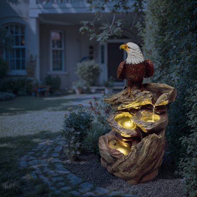 Aigle à tête blanche sur une fontaine de roche réaliste avec éclairage à DEL et cascade d'eau, décoration de jardin extérieure résistante aux intempéries