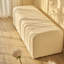 Banc long blanc en velours pour chambre à coucher-413494670