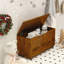 Coffre de rangement polyvalent en bois avec roues et freins pour le salon, améliorant l'organisation et le style