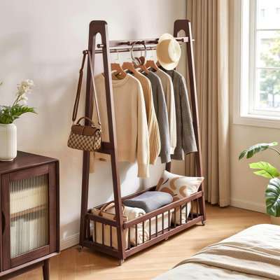 Portant à vêtements autoportant en bois massif, 39,37 po x 16,34 po x 63,78 po, support à vêtements mobile en bois avec roues verrouillables, tringle à crochets à plusieurs crochets et grand panier de rangement inférieur pour chambre à coucher, garde-robe