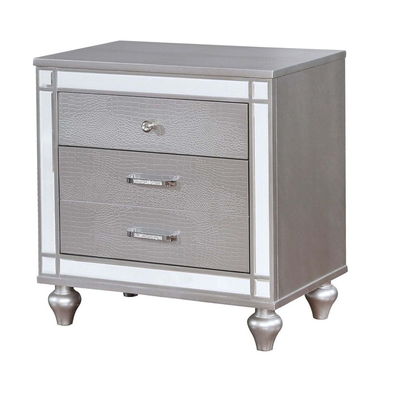 Table de chevet contemporaine avec finition texturée crocodile, tiroirs doublés de feutre et pieds en oignon pour un rangement élégant dans la chambre à coucher