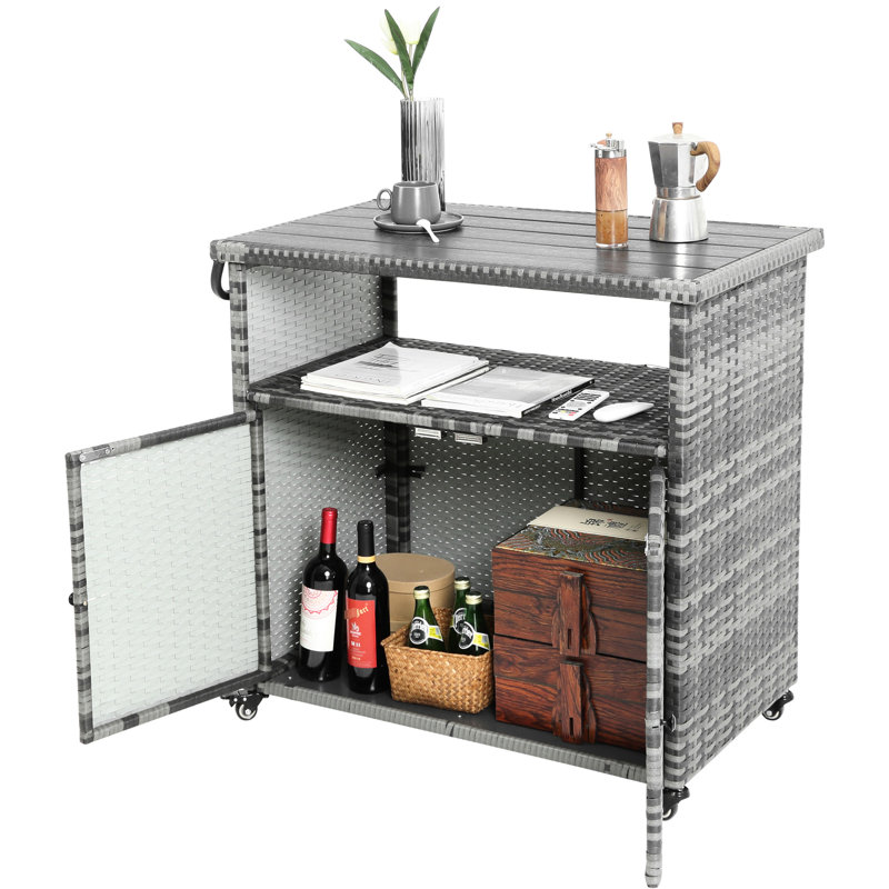 Comptoir de boissons brun avec roues et plateau en verre pour les événements de jardin près de la piscine