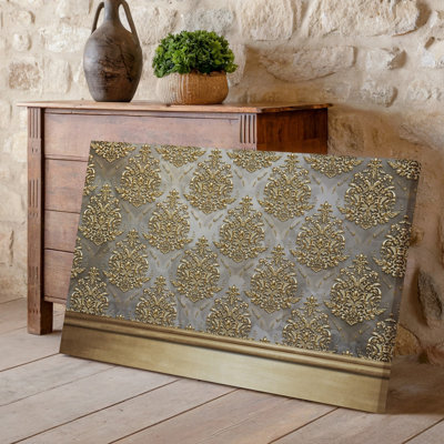 La toile crée un design de papier peint élégant avec un motif damassé complexe en or chatoyant contre un taupe doux
