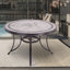 Table de patio ronde de 46 po avec plateau en porcelaine fait à la main et cadre robuste