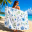 Serviette de plage bleue 1Pcs, avec des fleurs délicates et des feuilles vertes dans un style aquarelle. Grande microfibre, parfaite pour les sorties, les voyages, le camping, unisexe.