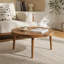 Ensemble de causeuse et de table basse d'extérieur, structure en bois d'acacia avec détails en corde, coussins beiges hydrofuges pour patio / cour arrière / terrasse, finition teck-2096062174-2096062160
