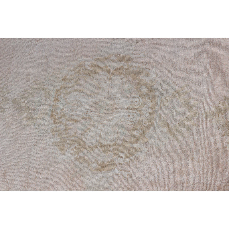 Grand tapis turc vintage beige neutre pour une utilisation dans la cuisine, la salle à manger et les espaces de bureau avec un attrait bohème vif tissé à la main
