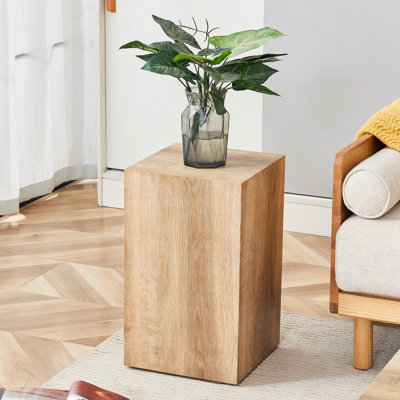 Rehaussez votre espace de vie avec cette table basse en panneau de fibres à densité moyenne qui présente des motifs de texture de couleur bois clair et doux. Il est caractérisé par un design élégant
