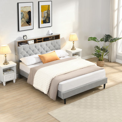 Base de lit tapissier pour grand lit avec tête de lit moderne en tissu capitonné, ports USB, station de charge pratique, deux poches latérales, ne nécessite pas de sommier, gris clair