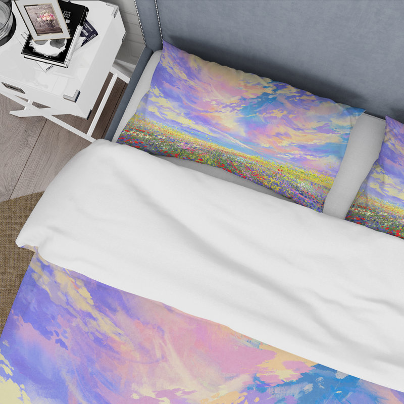 Fleurs colorées dans un champ sous de magnifiques nuages - ensemble de housse de couette traditionnel - microfibre de polyester