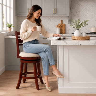 Tabouret de bar pivotant en merisier de 24 pouces avec assise rembourrée beige.
