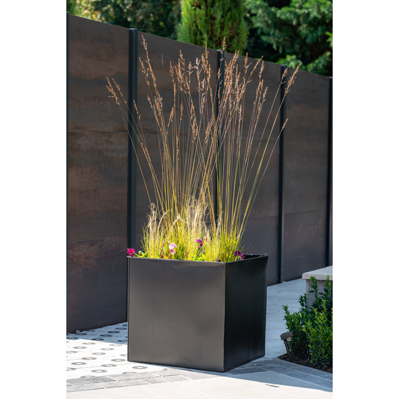Hatsu Metal Planter Box, 22.5cm H x 22.5cm W x 22.5cm D