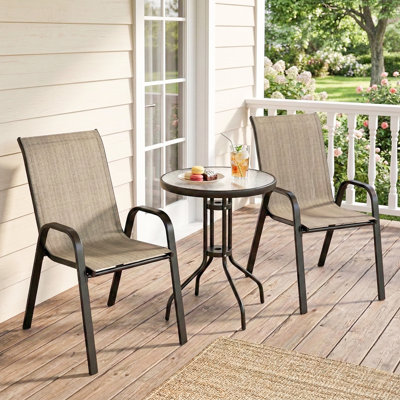Petit ensemble de bistro d'extérieur avec chaises empilables