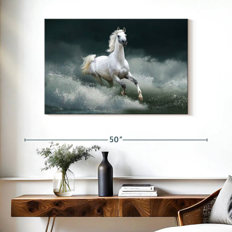 Brampt cheval qui court sauvage sur l'eau