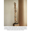 Statue verticale minimaliste en bois, pièce décorative au design géométrique abstrait et ajouré, idéale pour l'intérieur d'une villa ou d'un appartement.